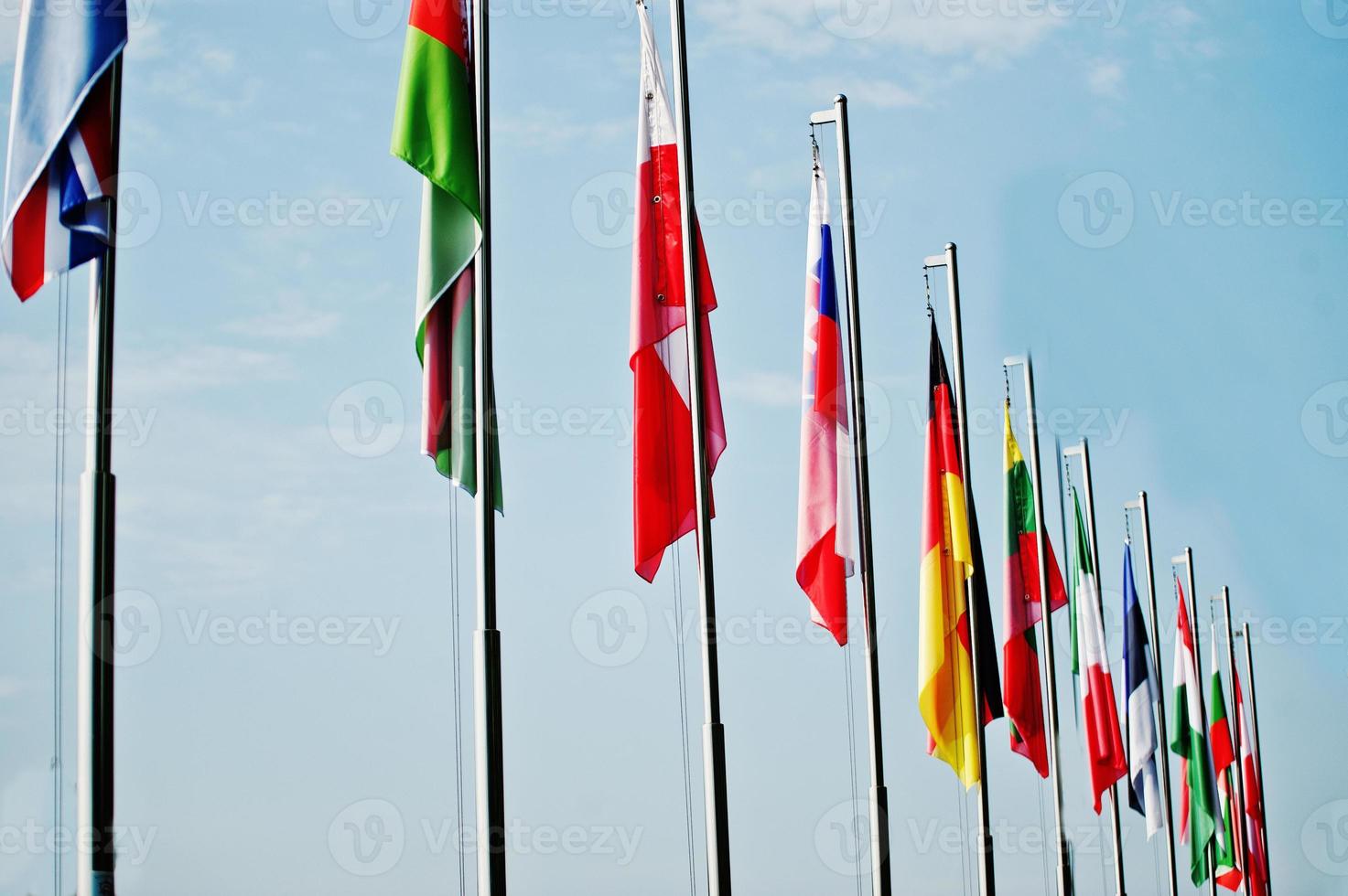 muitas bandeiras nacionais de diferentes países. foto
