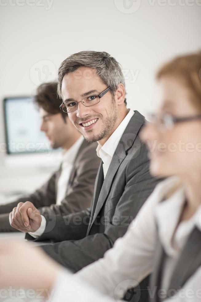 retrato de homem de negócios durante uma reunião foto
