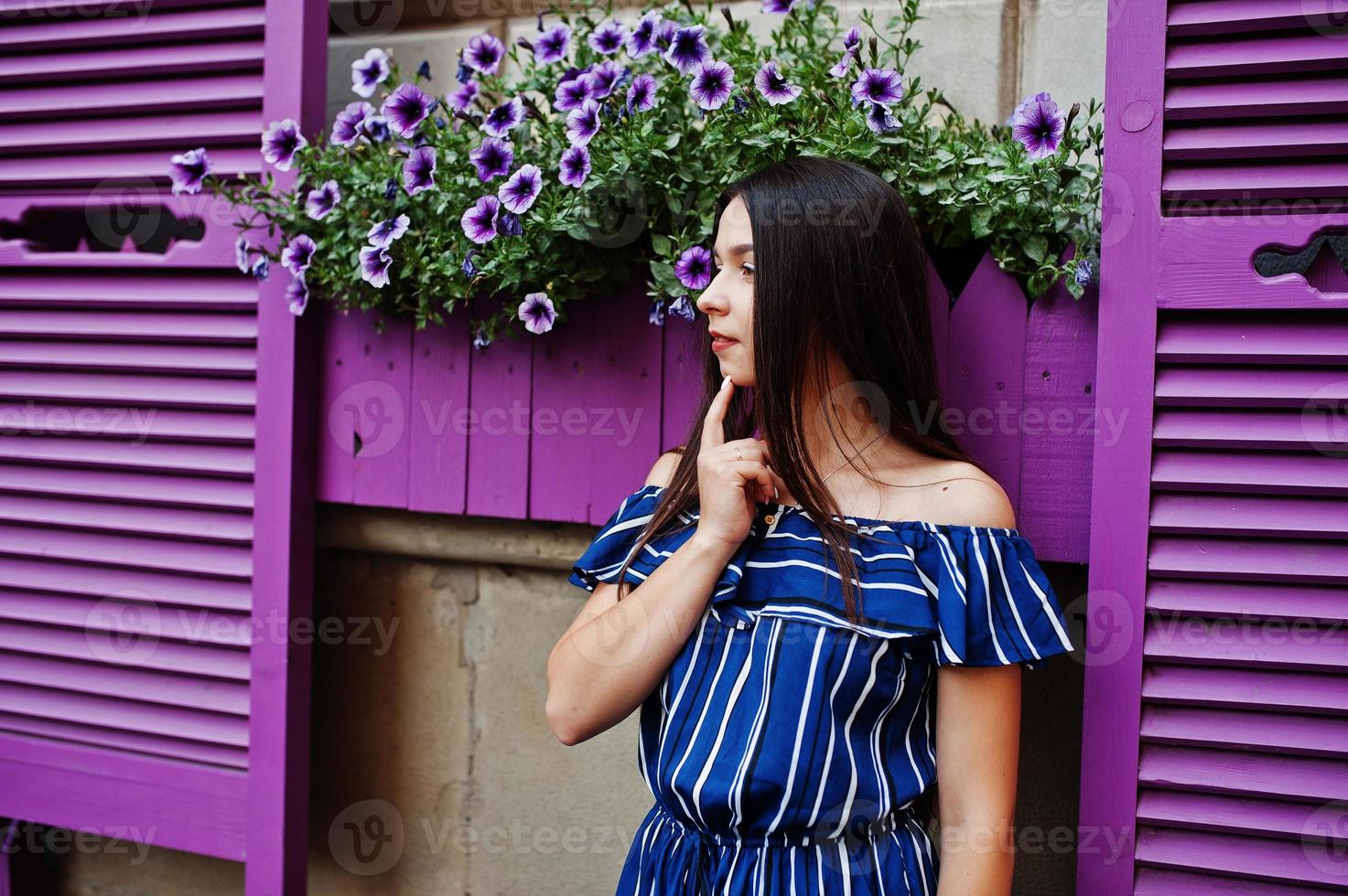 linda menina morena retrato fundo violeta janelas. foto