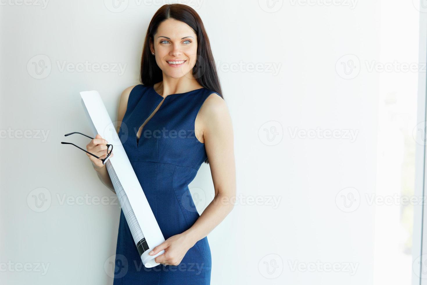 jovem arquiteto feminino standind em um escritório. pessoas de negócio foto
