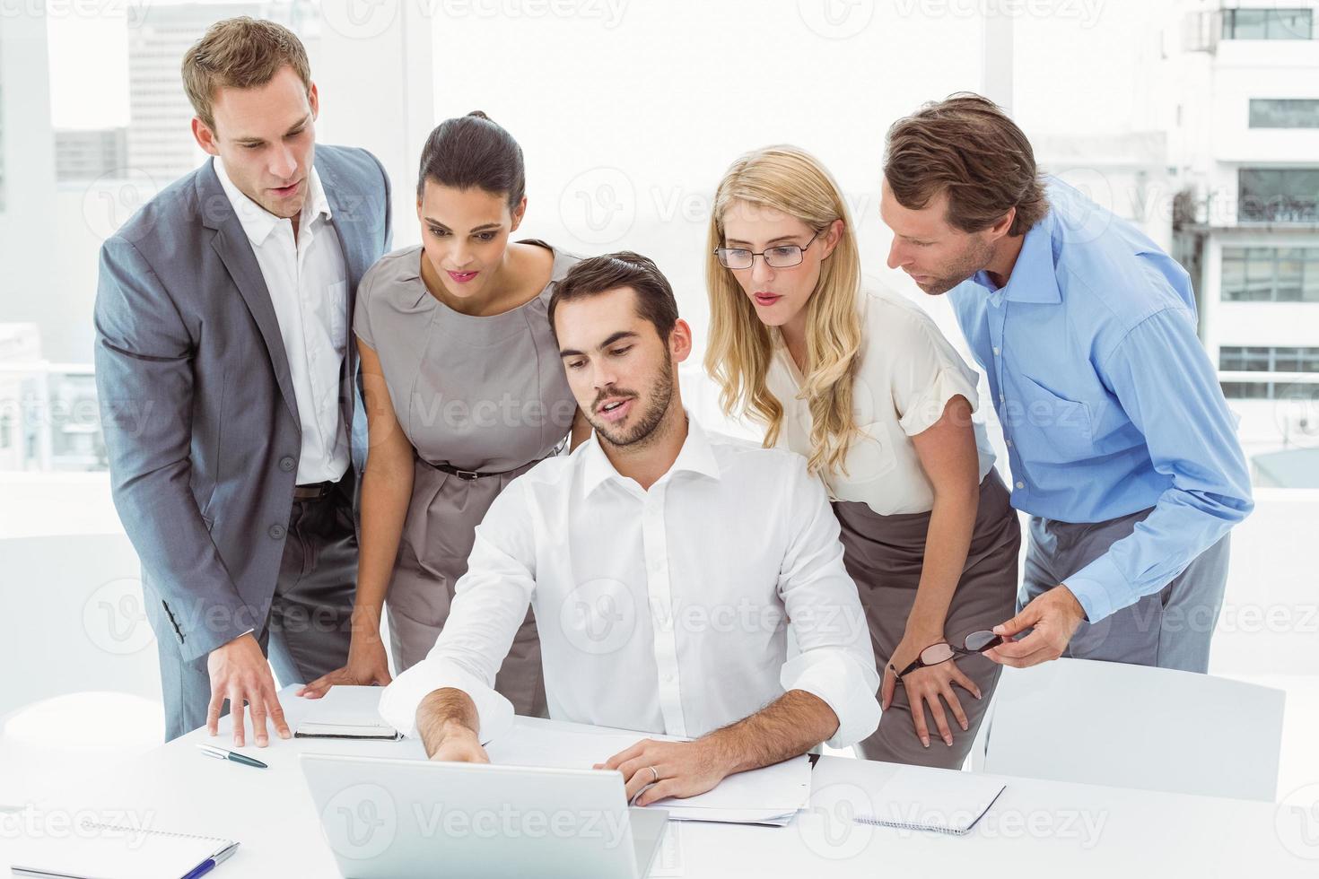 pessoas de negócios usando o laptop no escritório foto