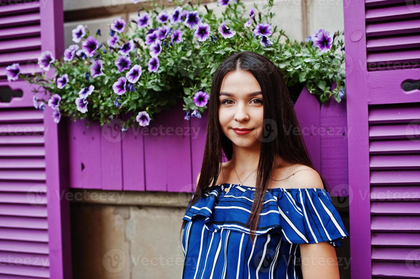 linda menina morena retrato fundo violeta janelas. foto