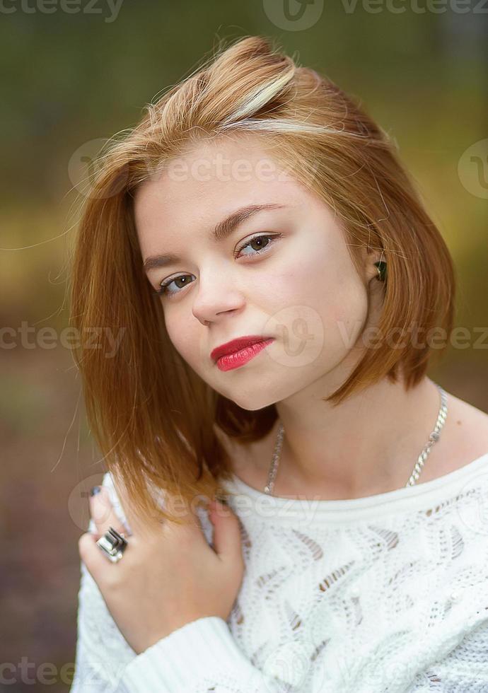 jovem menina bonita com cabelo vermelho foto