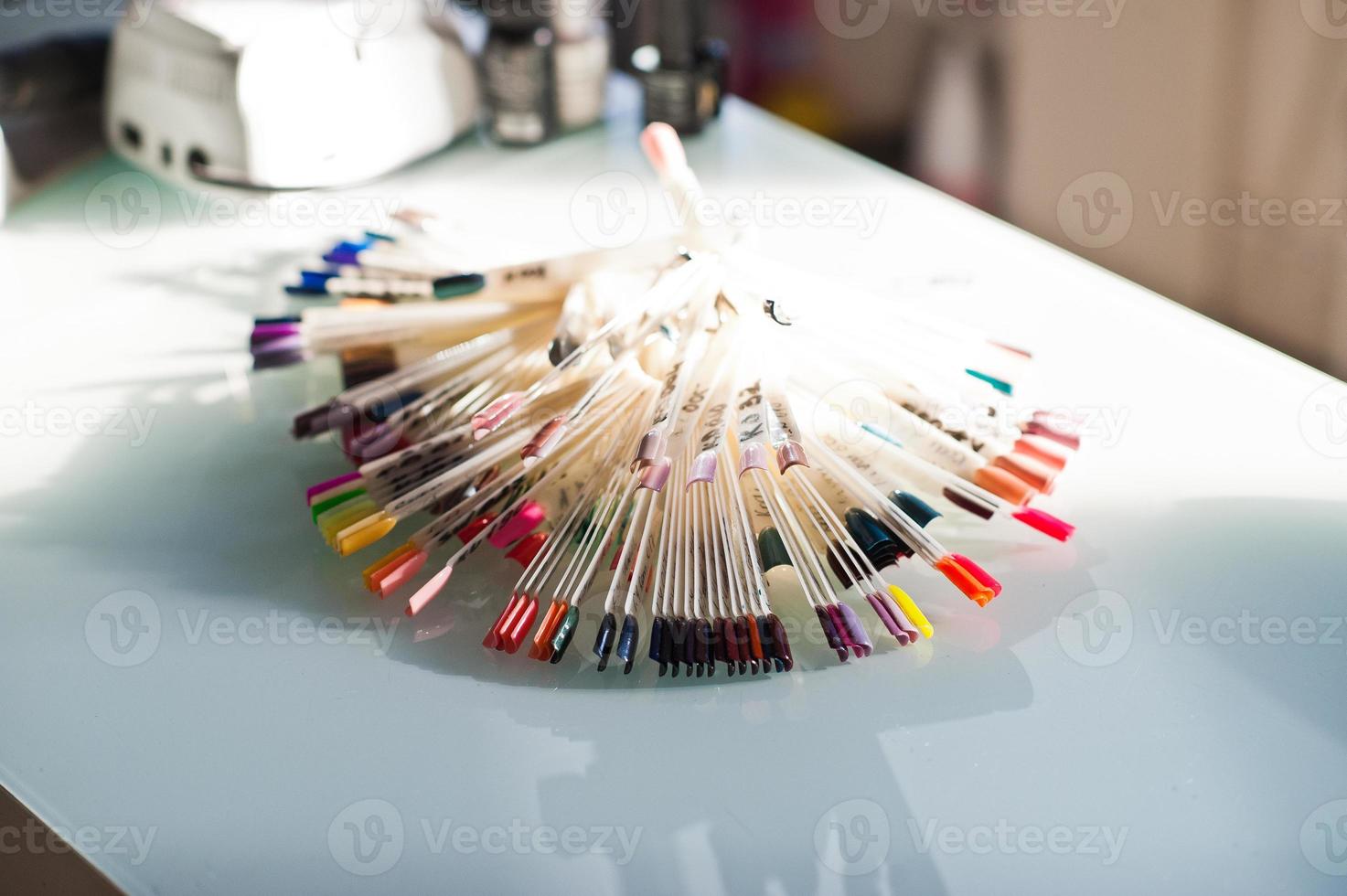 variedade de testadores de cores de unhas no salão de beleza. foto