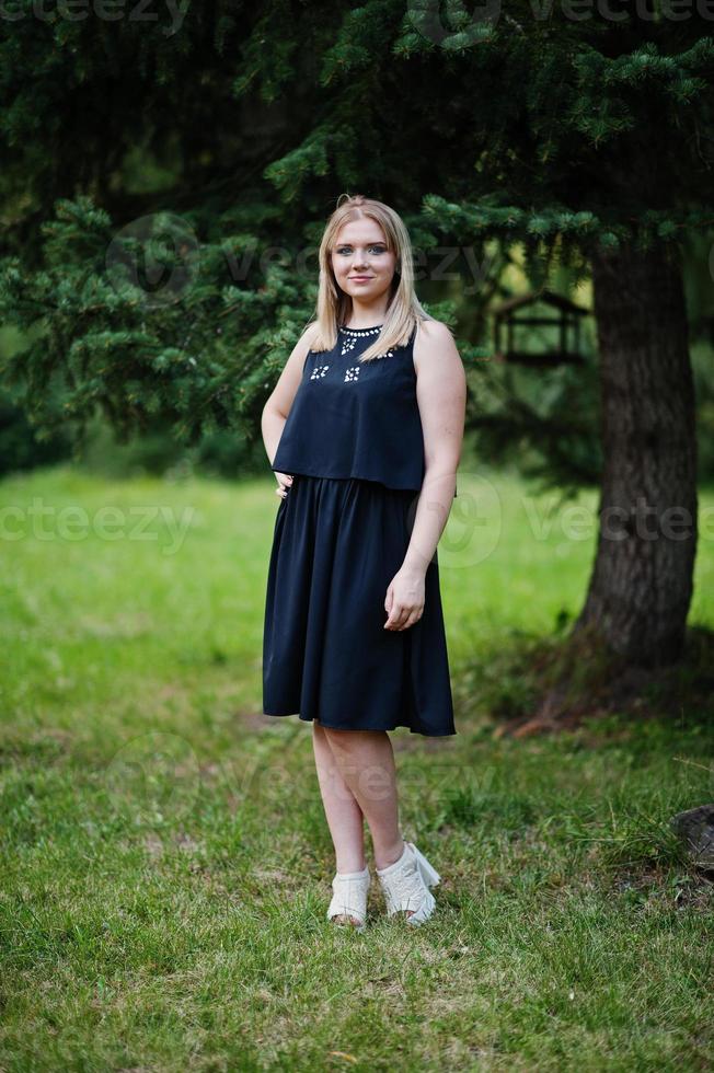 retrato de menina linda usar preto na festa de despedida, posou no parque. foto