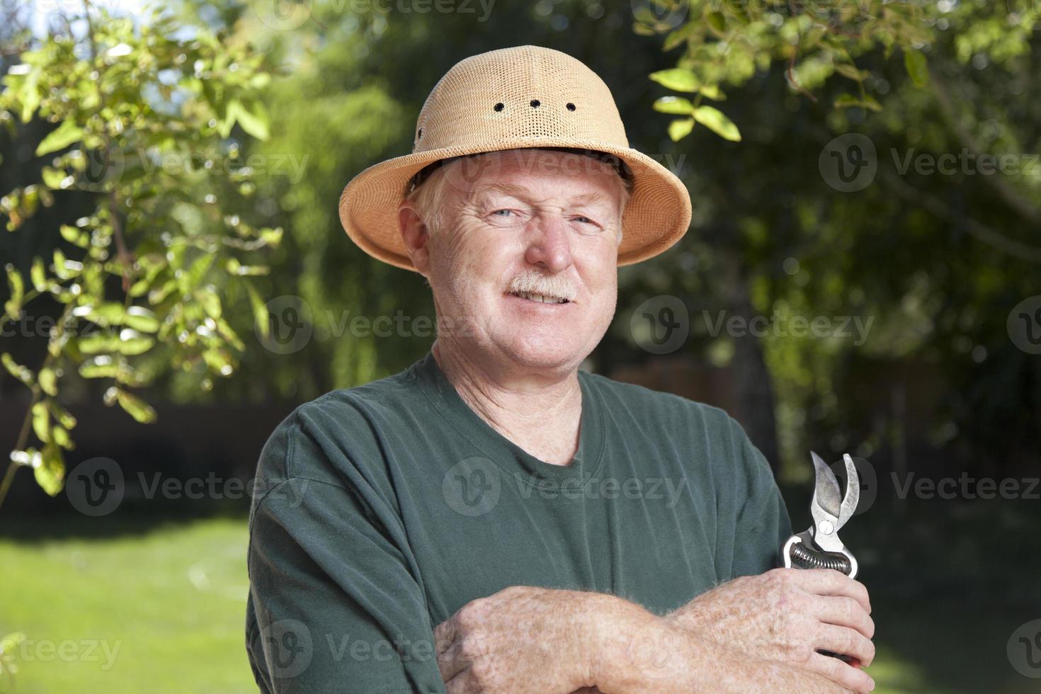 homem sênior de jardinagem com tesouras de poda foto