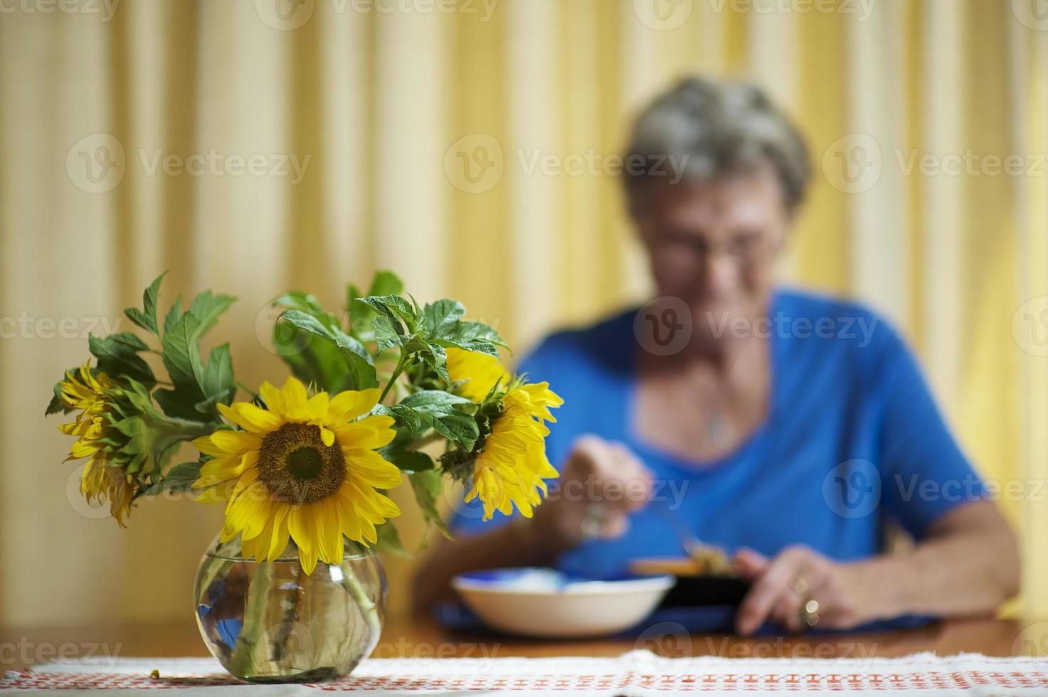 mulher idosa comendo sozinho foto