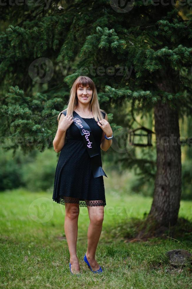 retrato de menina linda usar preto na festa de despedida, posou no parque. foto