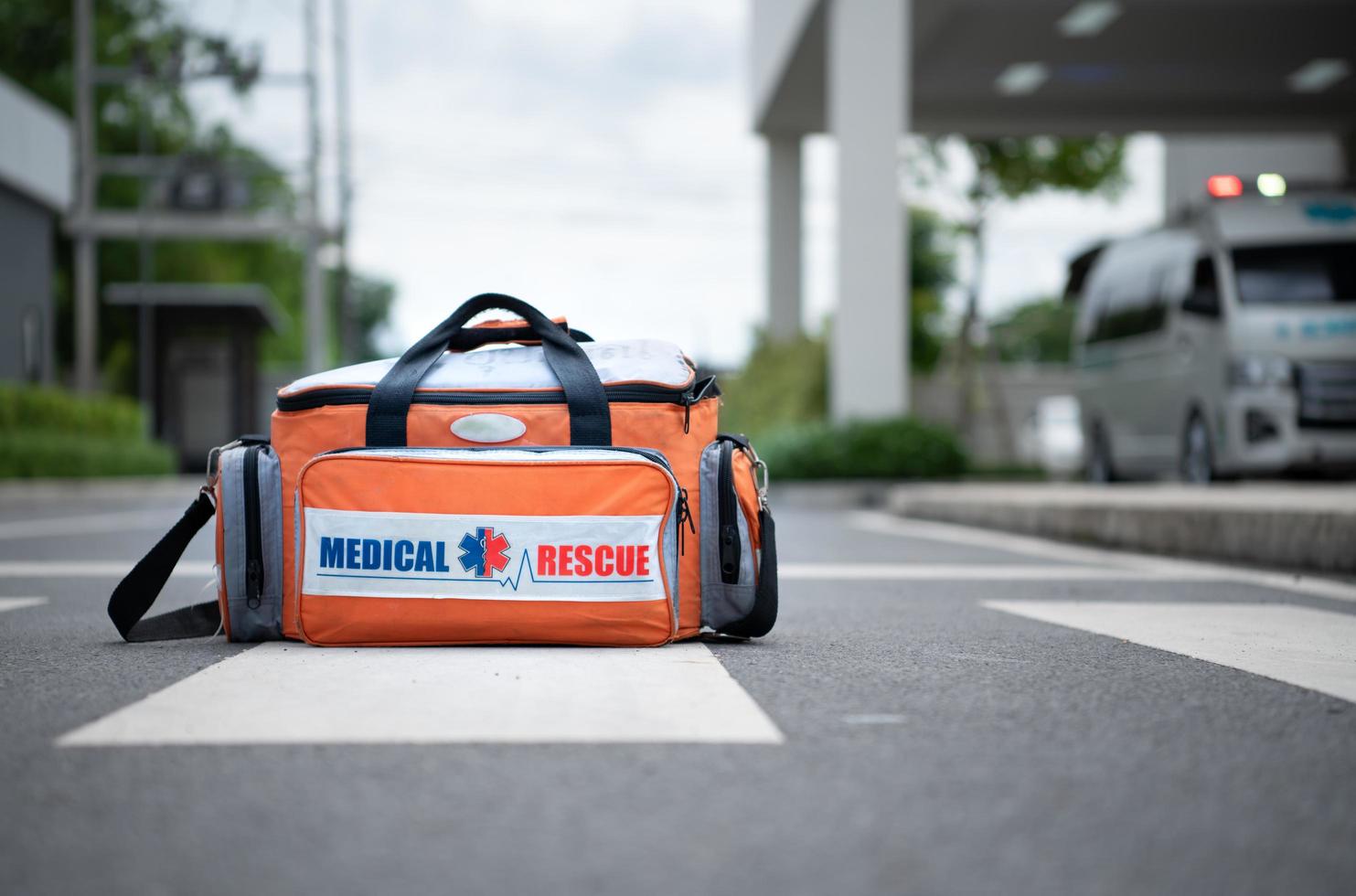 bolsa de primeiros socorros, para a equipe médica que realiza primeiros socorros em acidentes foto