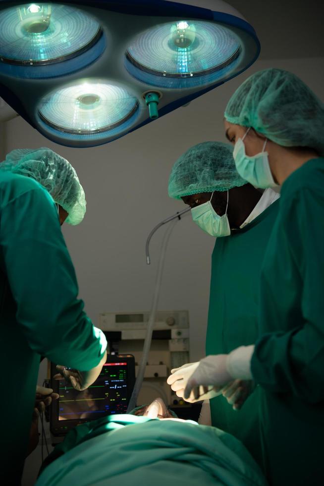 professor de medicina em cardiologia e uma equipe de médicos na sala de cirurgia submetidos a cirurgia de transplante de coração foto