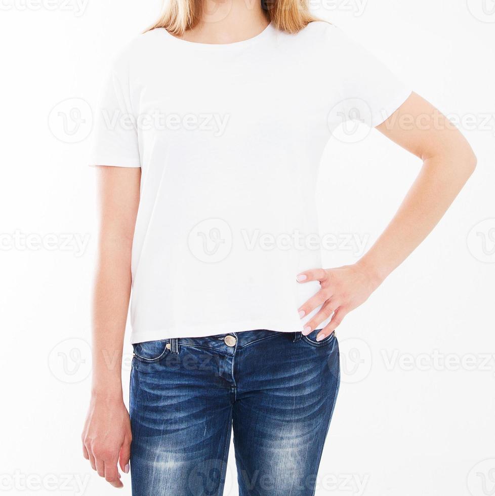 mulher de retrato recortada em isolamento de camiseta branca em fundo branco, em branco, copie o espaço foto