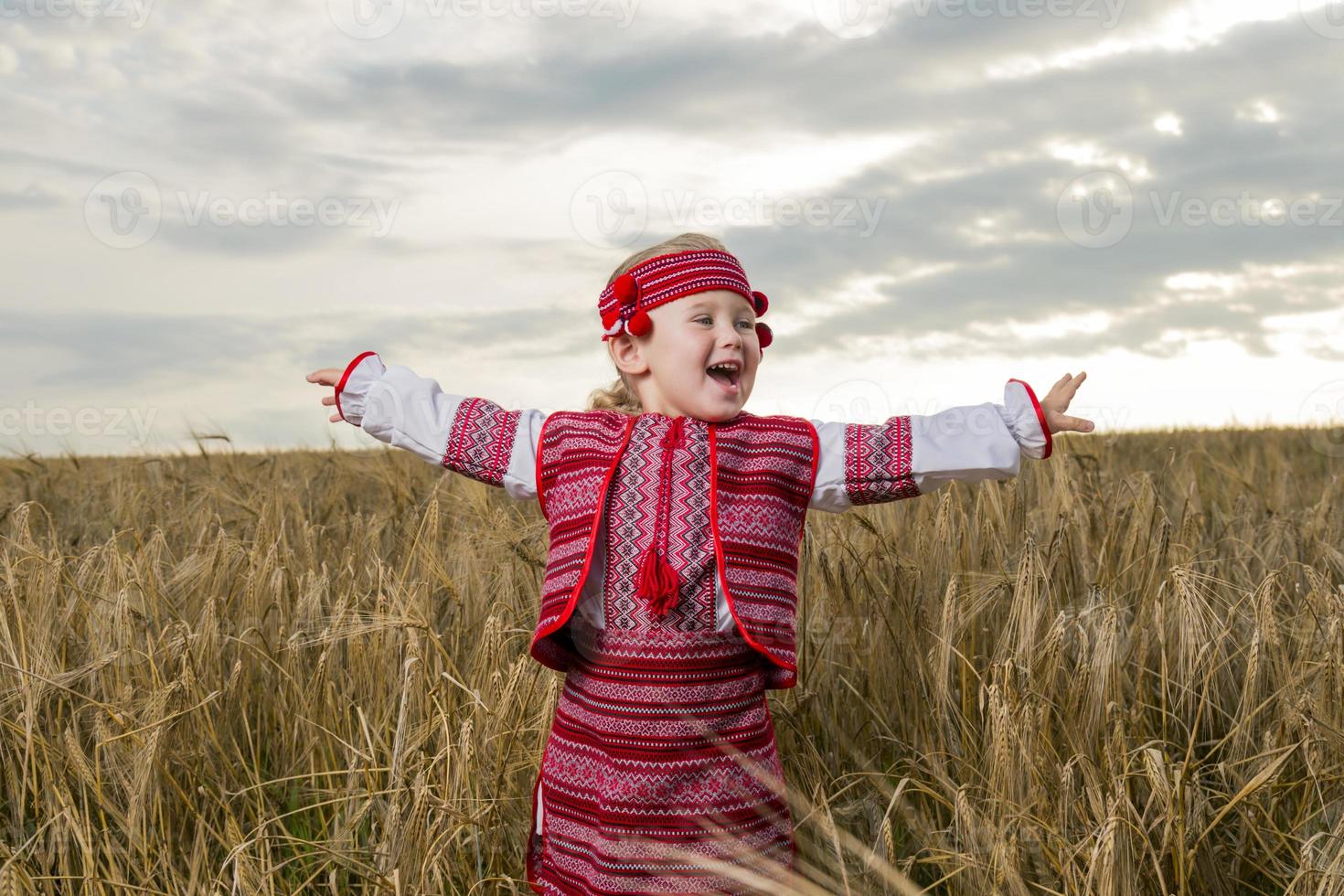 garota em traje nacional ucraniano foto