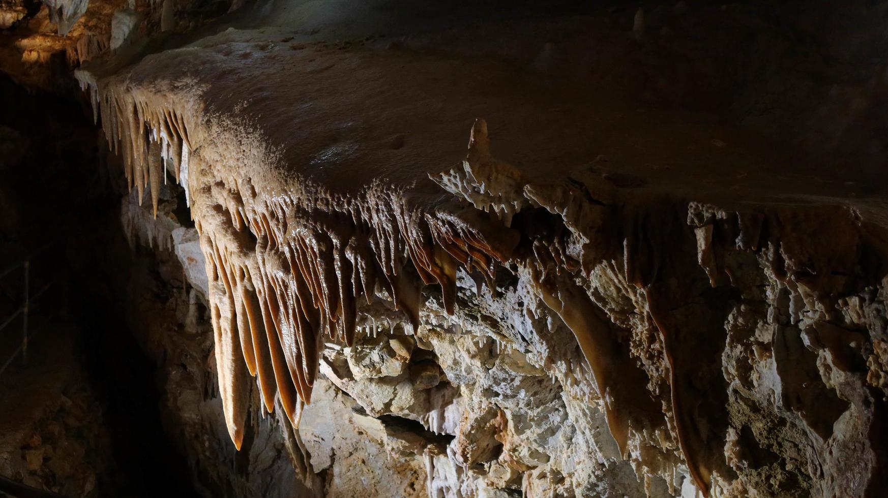 as grutas de borgio verezzi com as suas estalactites e as suas estalagmites grutas rochosas escavadas pela água ao longo dos milénios. na ligúria ocidental foto