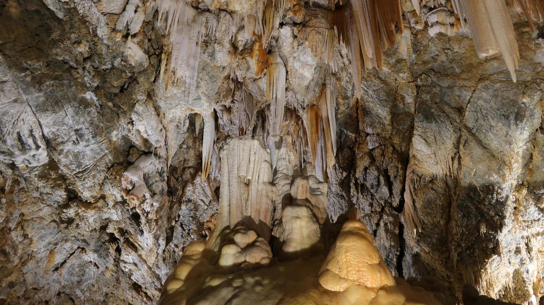 as cavernas de borgio verezzi com suas estalactites e estalagmites e sua história milenar no coração da ligúria ocidental na província de savona foto