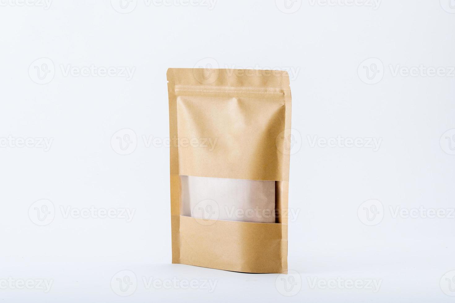 bolsa de papel com zíper no fundo branco. kraft em pé. foto