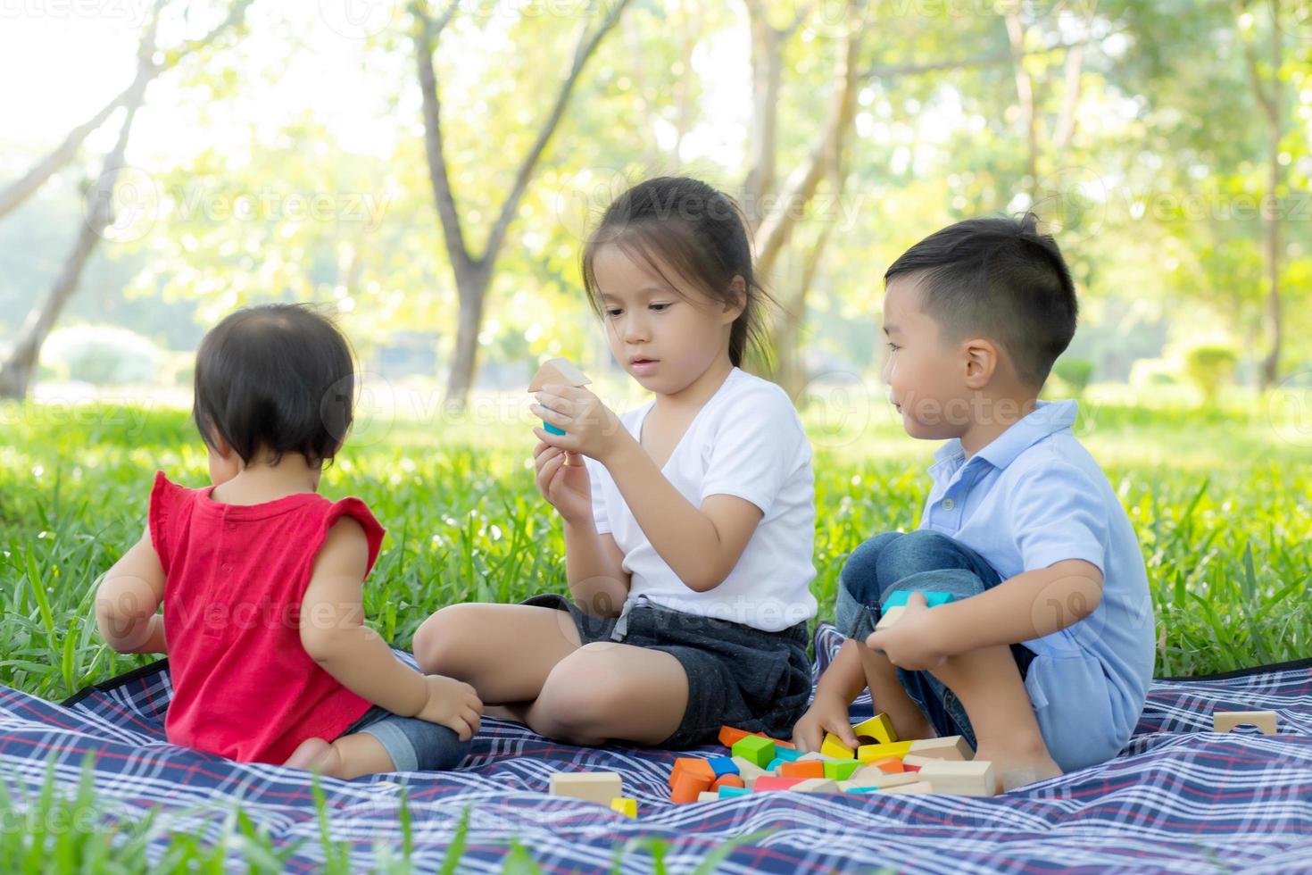 menino e menina está jogando por ideia e inspiração com bloco de brinquedo, criança aprendendo com bloco de construção para educação, atividade infantil e jogo no parque com feliz no verão. foto