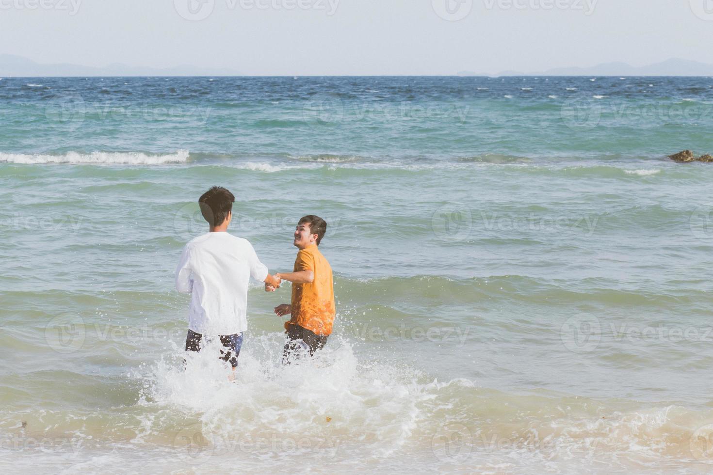 retrato homossexual jovem casal asiático correndo com alegre juntos na praia no verão, ásia gay indo turismo para lazer e relaxar com felicidade em férias no mar, conceito legal lgbt. foto