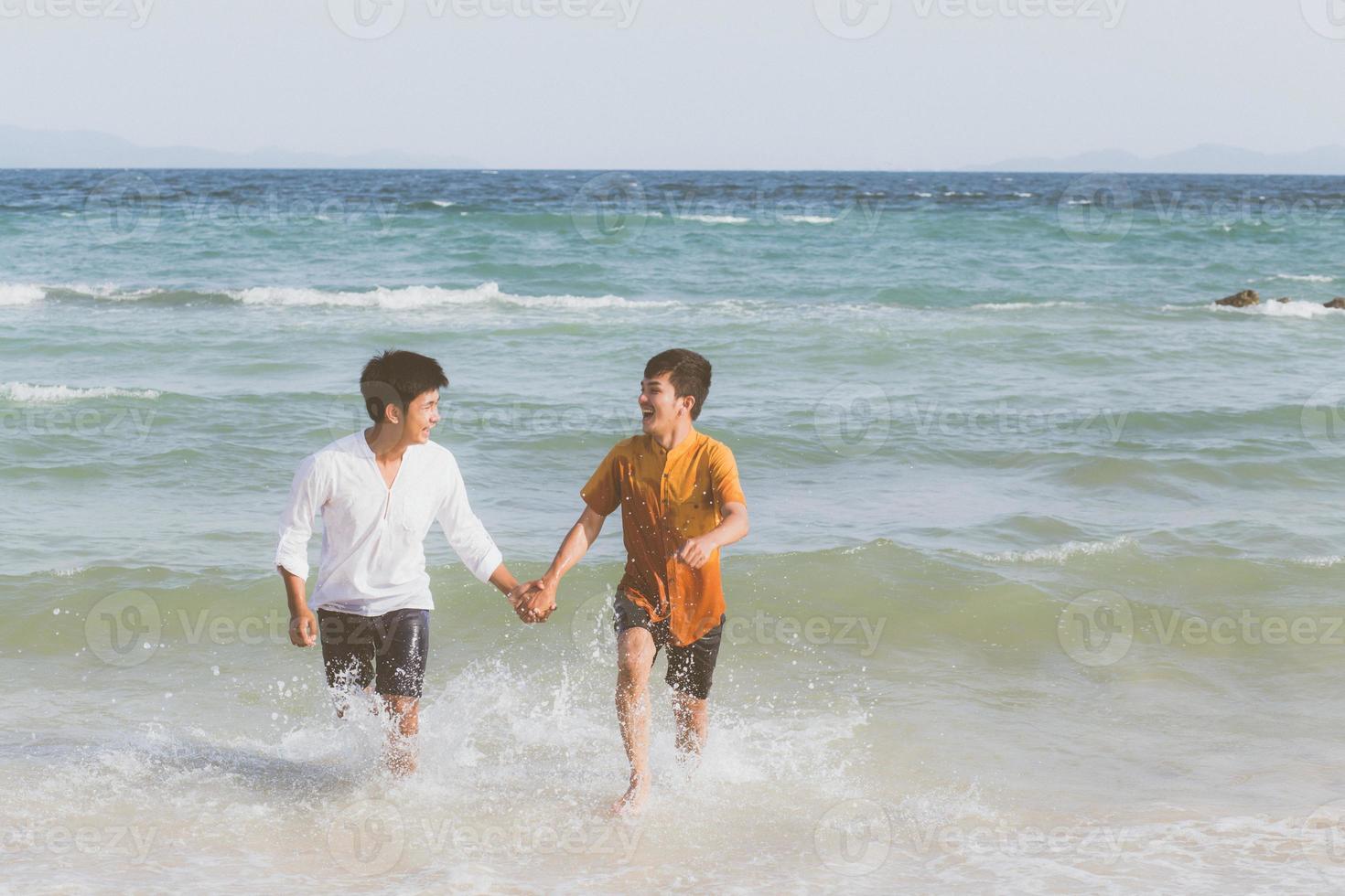 retrato homossexual jovem casal asiático correndo com alegre juntos na praia no verão, ásia gay indo turismo para lazer e relaxar com felicidade em férias no mar, conceito legal lgbt. foto