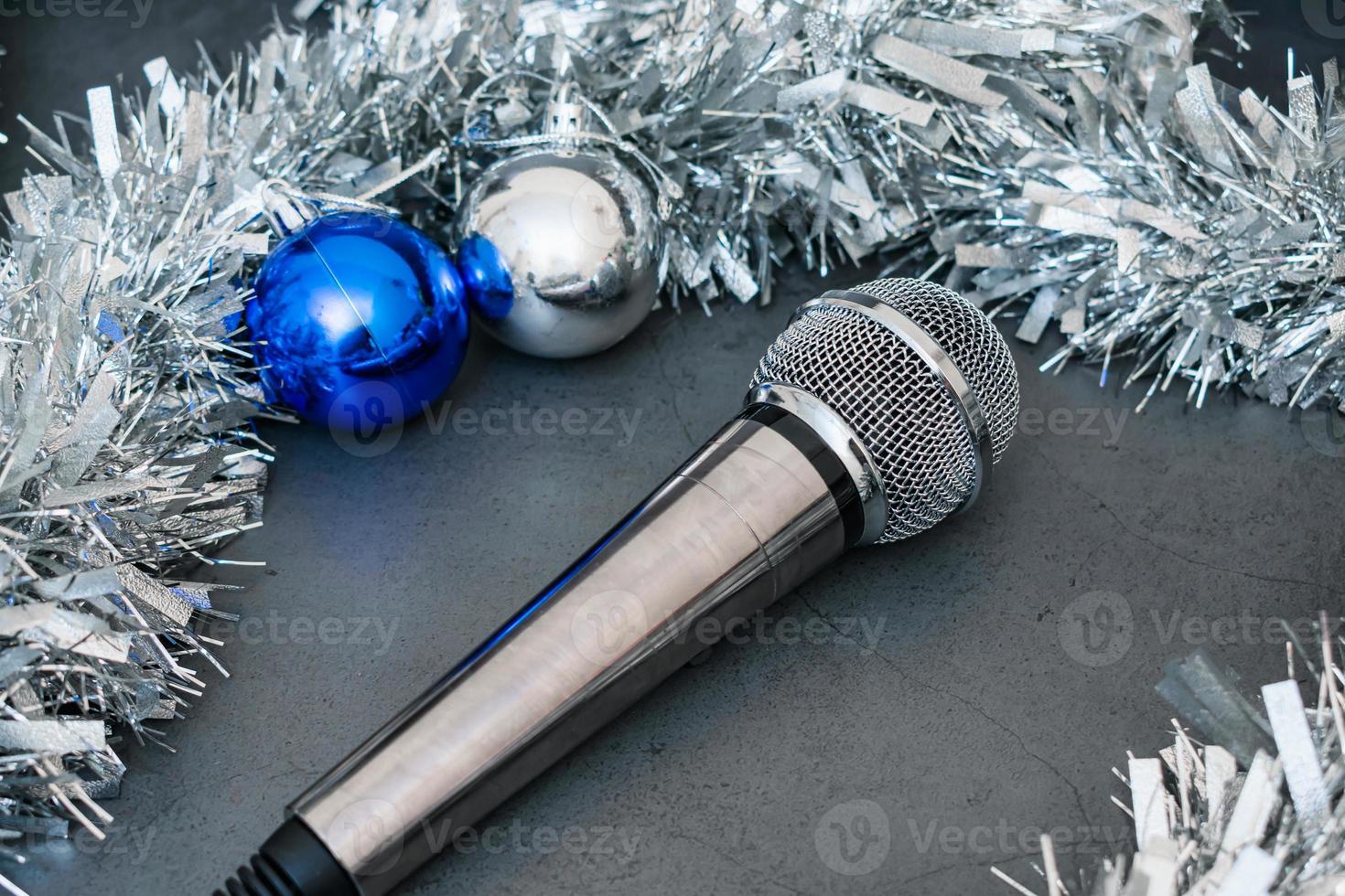 microfone de música prata e decorações de natal durante a festa de ano novo foto