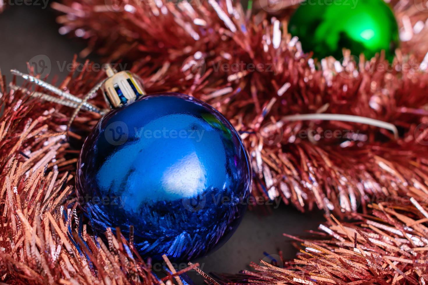 lindas decorações de natal e ano novo, bola azul e enfeites vermelhos. a atmosfera de um feriado e bom humor foto
