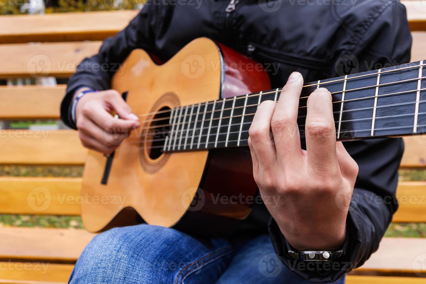 escala de guitarra de close-up e dedos do músico nele foto