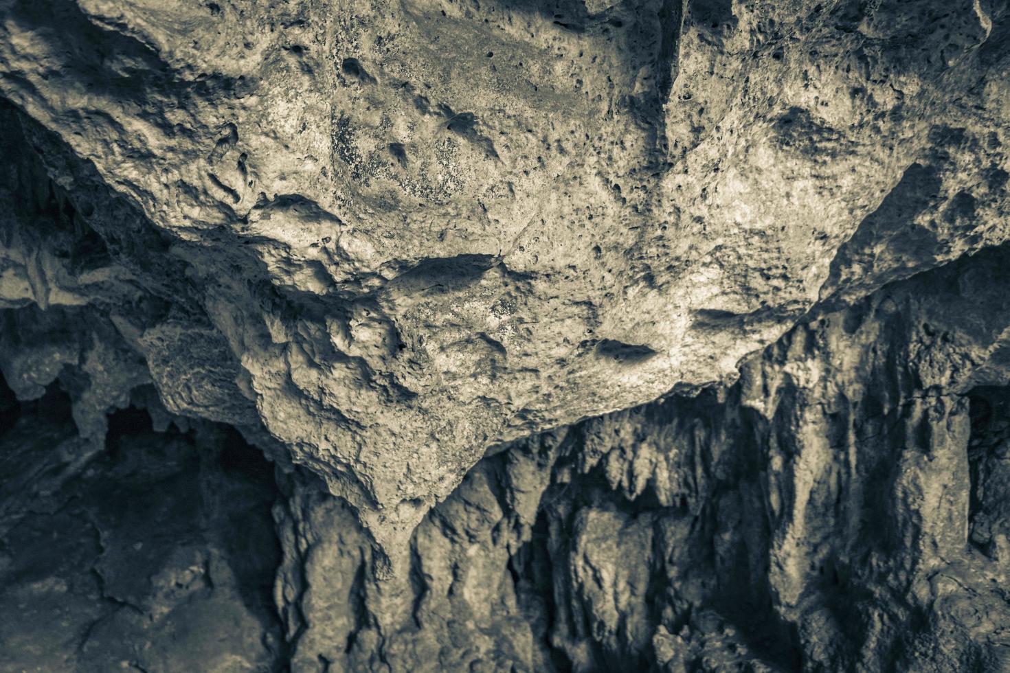 incrível água azul turquesa e caverna de calcário cenote méxico. foto