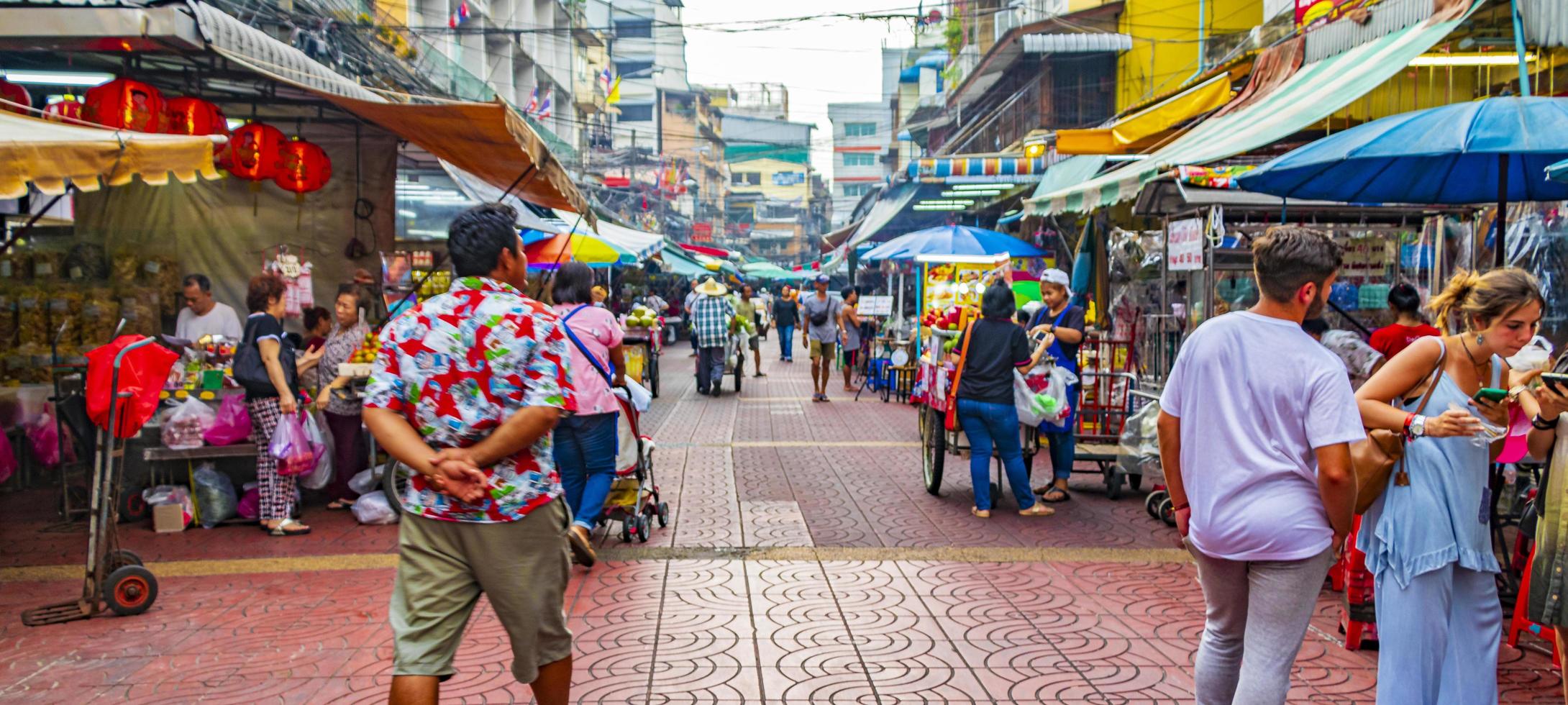 ratchathewi bangkok tailândia 2018 colorido china town mercado antigo compras comida de rua bangkok tailândia. foto