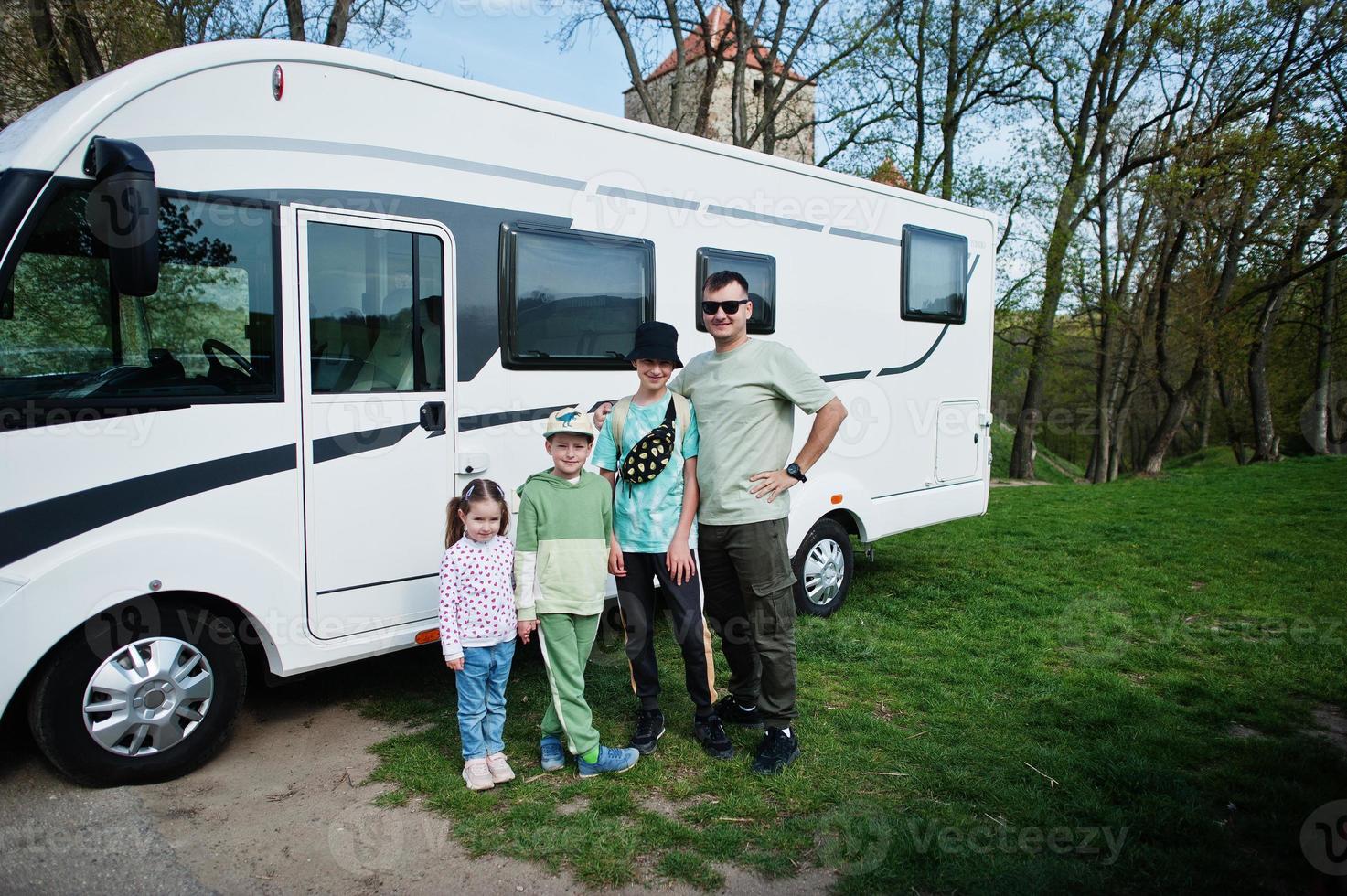 pai com três filhos viaja na van motorhome rv campista. foto