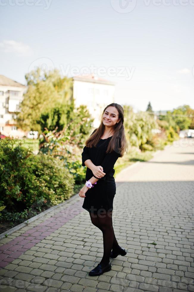 retrato de menina usar preto na festa de despedida. foto