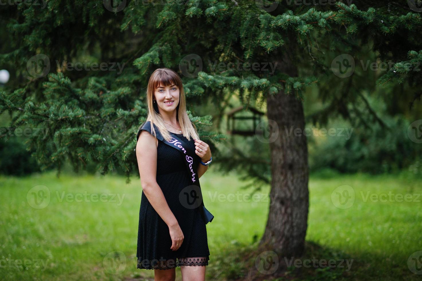 retrato de menina linda usar preto na festa de despedida, posou no parque. foto