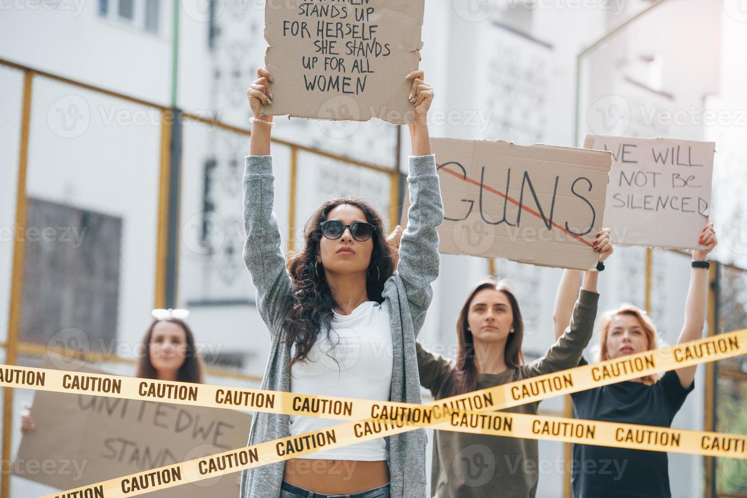 clima agradável. grupo de mulheres feministas tem protesto por seus direitos ao ar livre foto