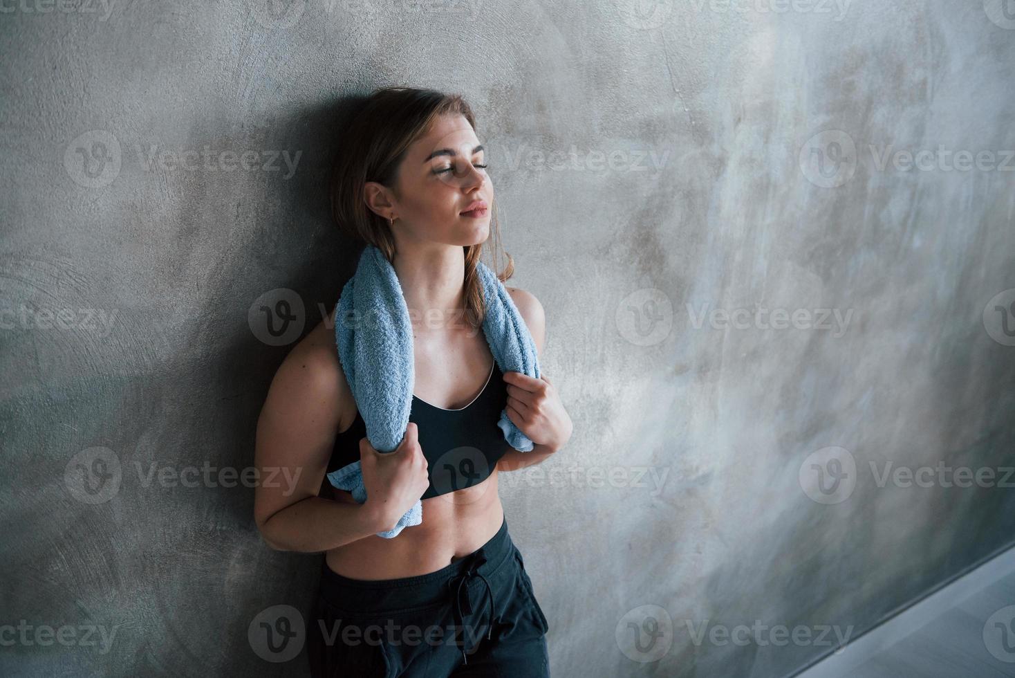 com os olhos fechados. foto de uma linda loira na academia em seu horário de fim de semana