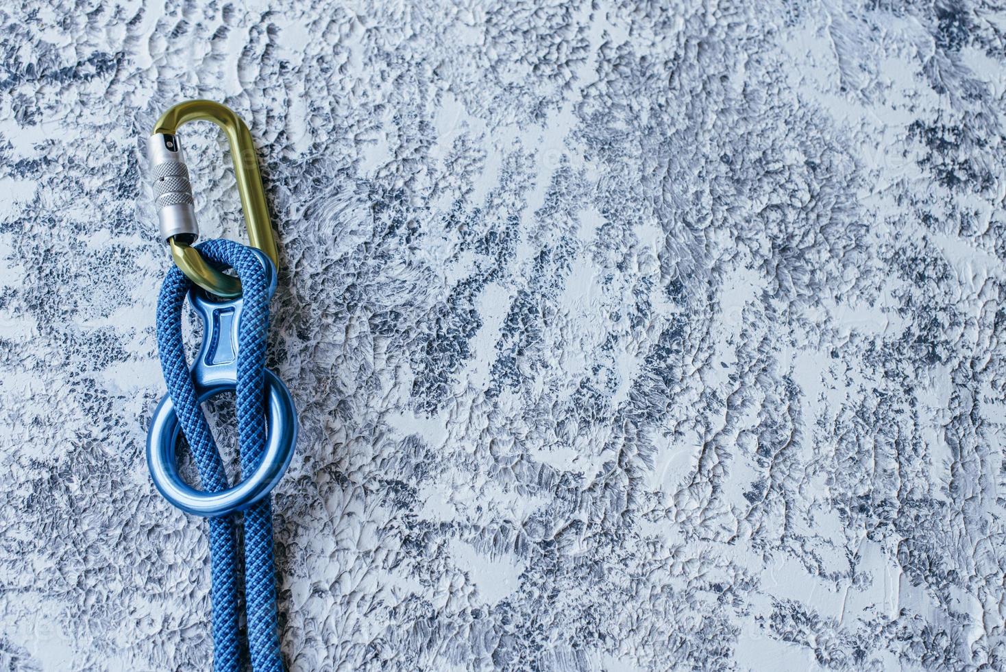 peças conectadas. foto isolada de equipamento de escalada. parte do mosquetão deitado na superfície de cor branca e cinza