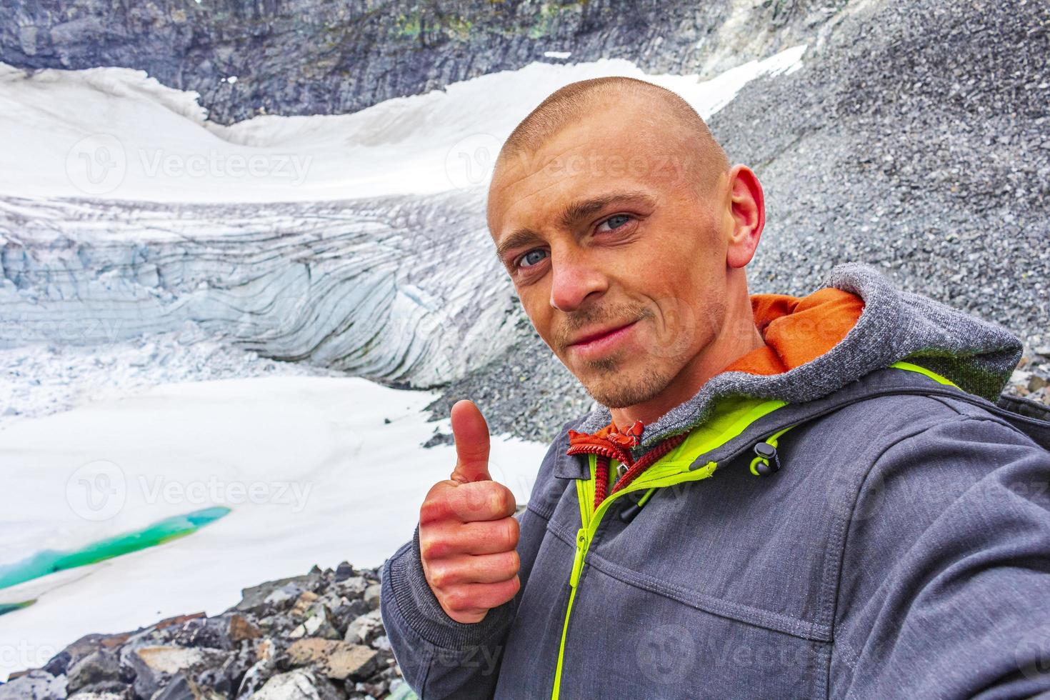 jovem alpinista na montanha mais alta galdhopiggen jotunheimen na noruega escandinavia. foto