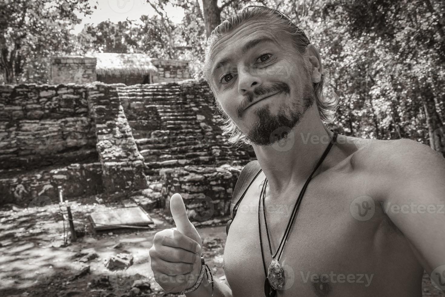 guia turístico antigo local maia templo ruínas pirâmides muyil méxico. foto