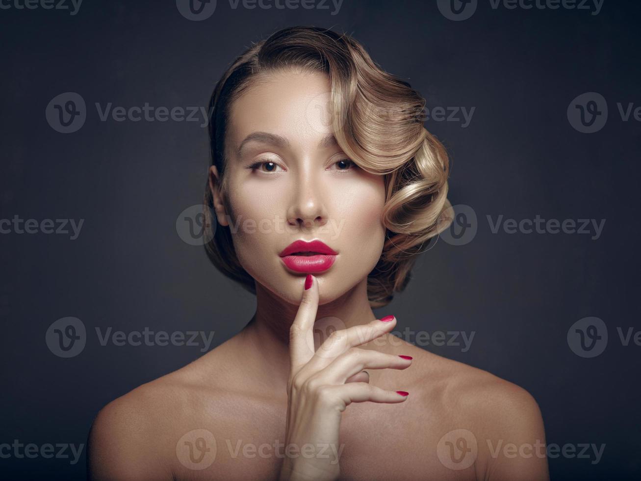 retrato de beleza glamour mulher jovem e bonita tocando os lábios foto