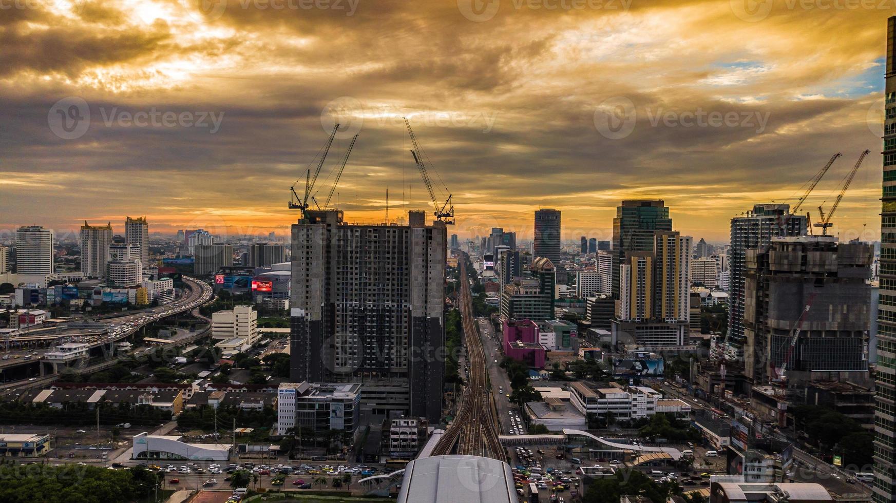 uma vista aérea da cidade foto