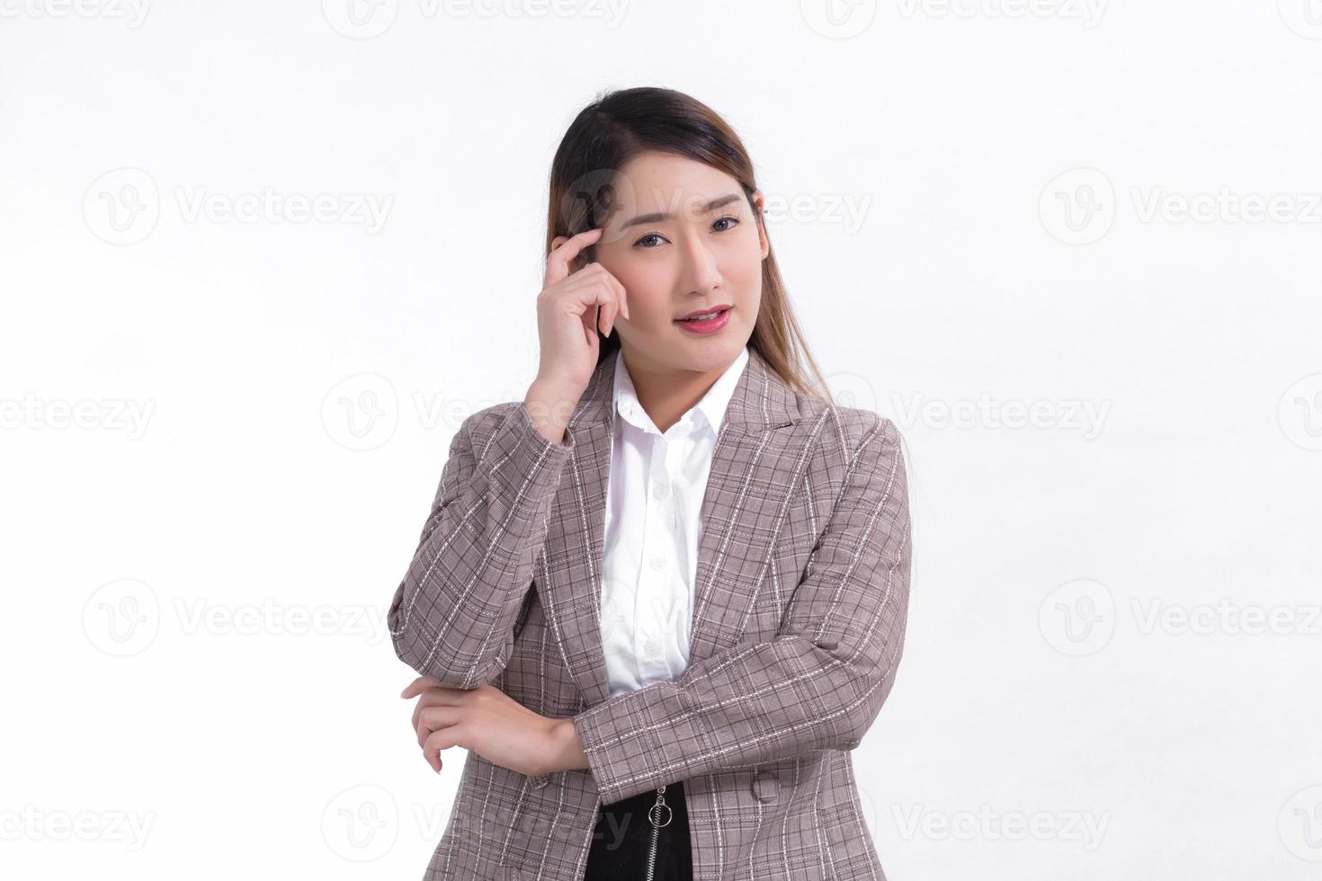 mulher de negócios asiáticos em traje formal está pensando em algo sobre fundo branco. foto
