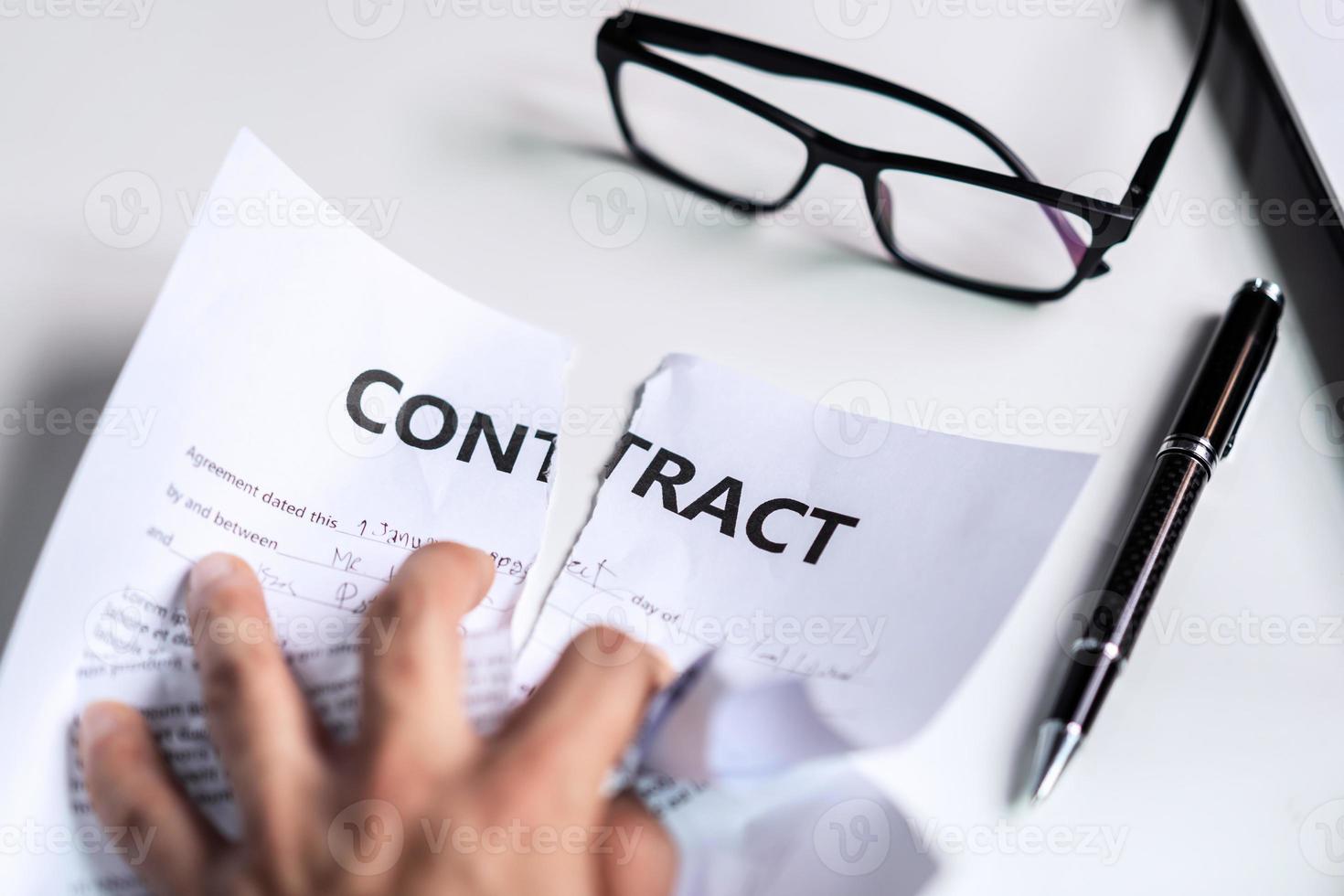 mulher de negócios rasgando contrato em seu escritório, quebrando o conceito de contrato foto