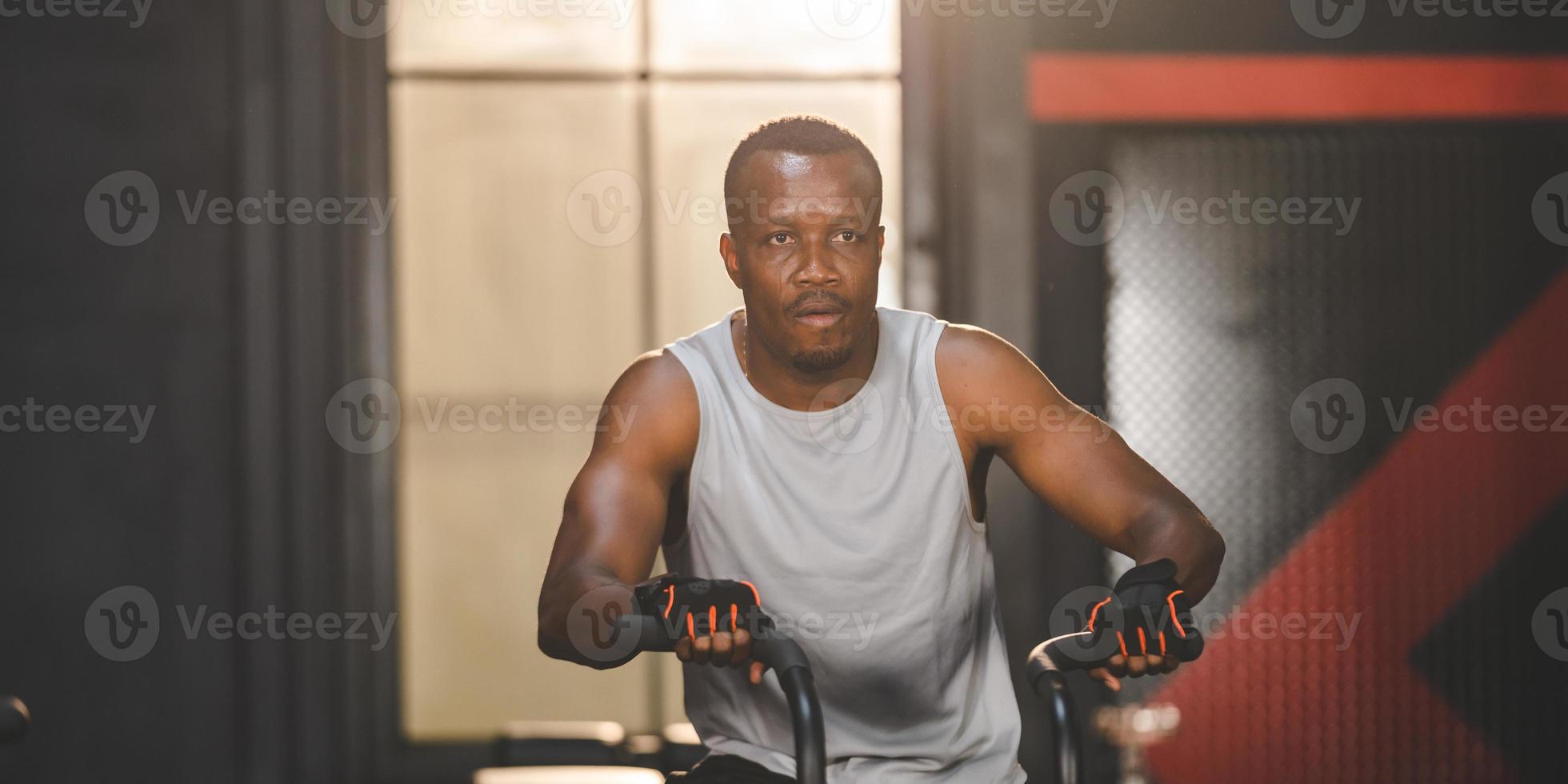 homem atleta forte se exercitando no ginásio de esportes, treinamento de exercícios em fitness para corpo forte e em forma, treinamento de musculação e conceito de estilo de vida de pessoas saudáveis foto