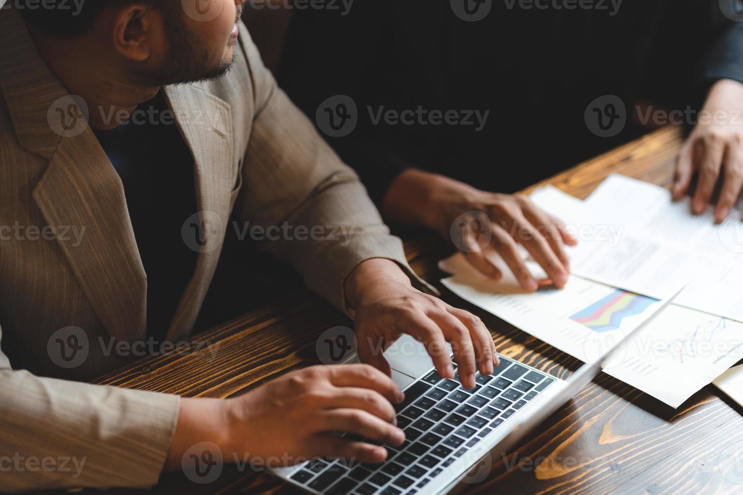 pessoa de negócios profissional digitando na mesa do laptop do computador no escritório, usando a tecnologia de teclado para trabalhar no trabalho de comunicação on-line no local de trabalho foto