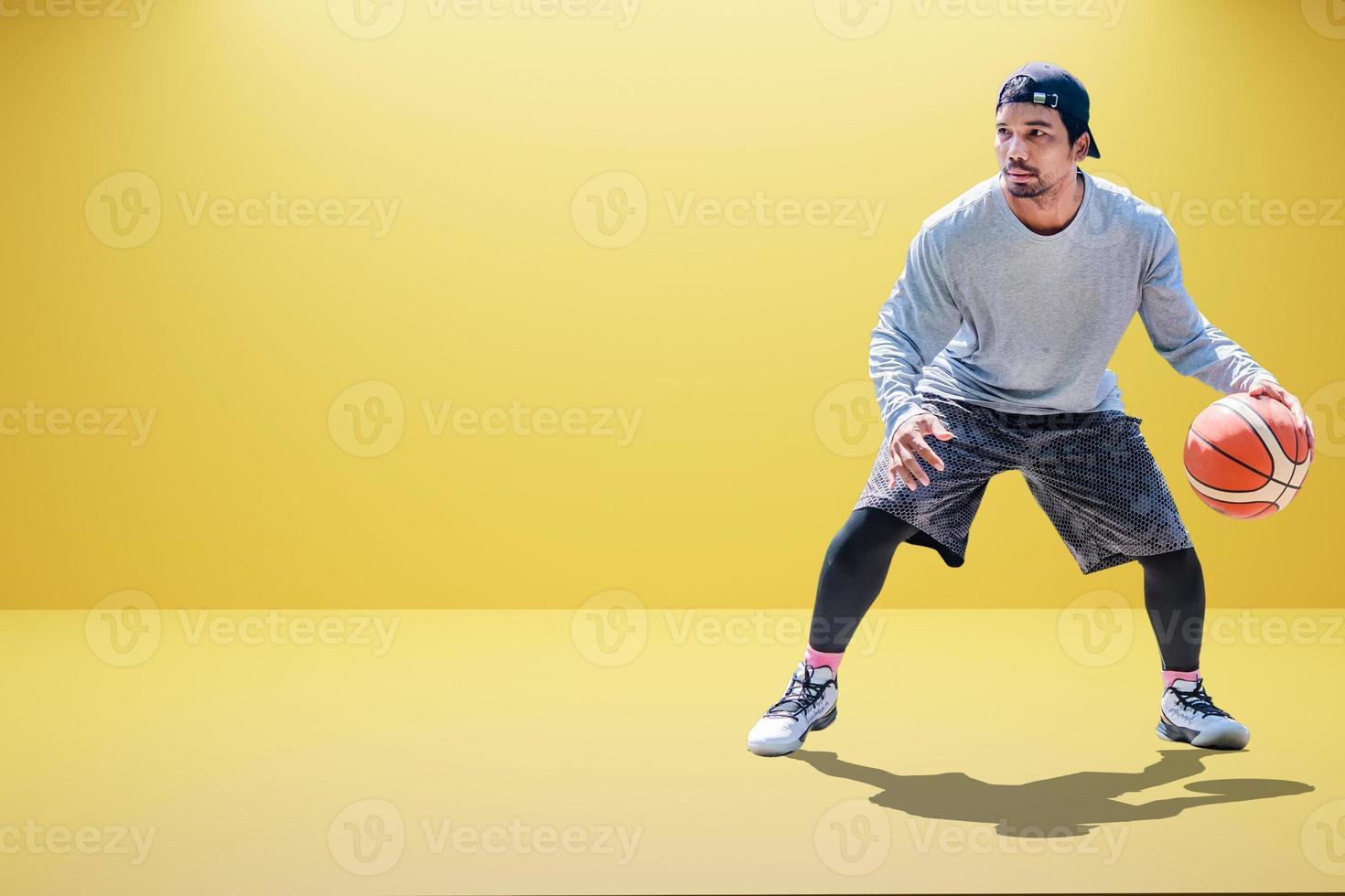 jogador de basquete asiático em fundo colorido foto