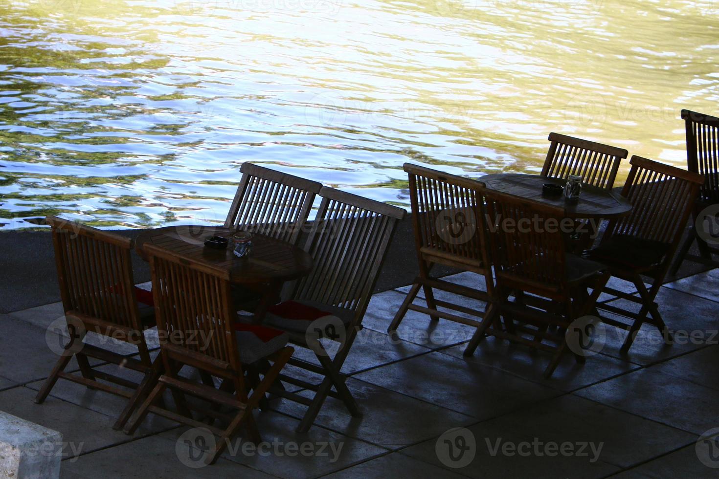 o rio ljubljanica atravessa a capital da eslovênia, a cidade de ljubljana. foto