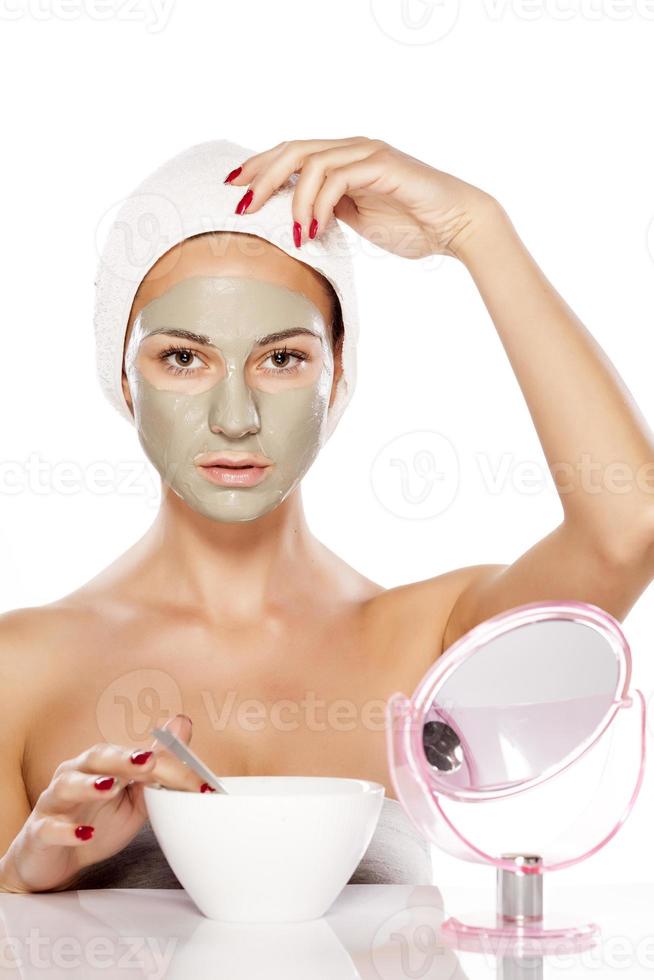 jovem mulher bonita posando com uma máscara no rosto foto
