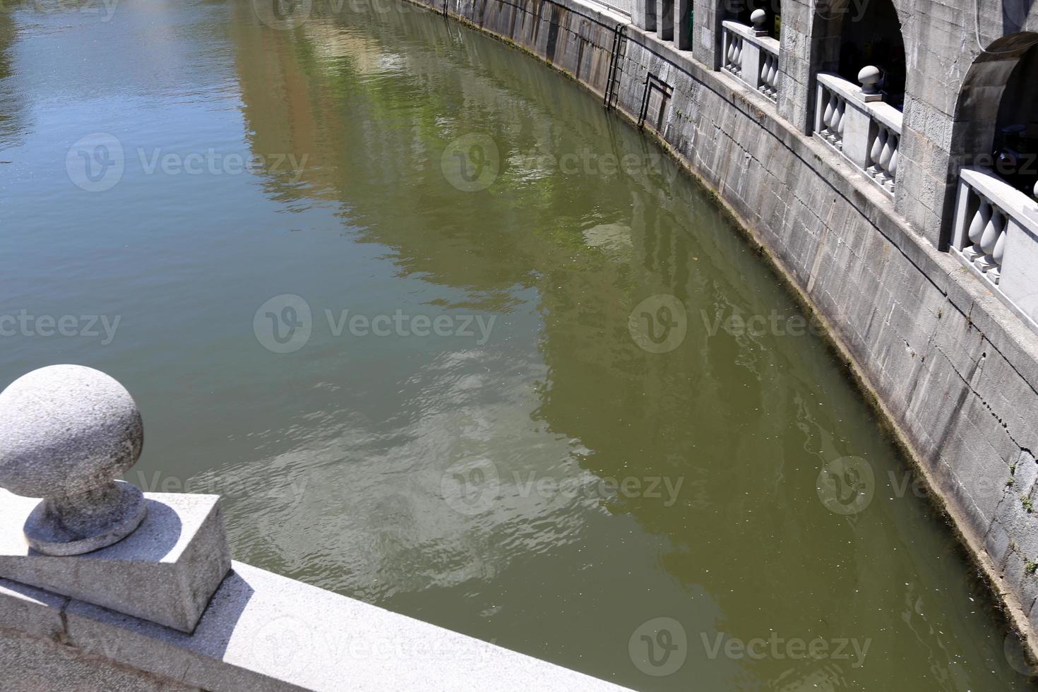 o rio ljubljanica atravessa a capital da eslovênia, a cidade de ljubljana. foto