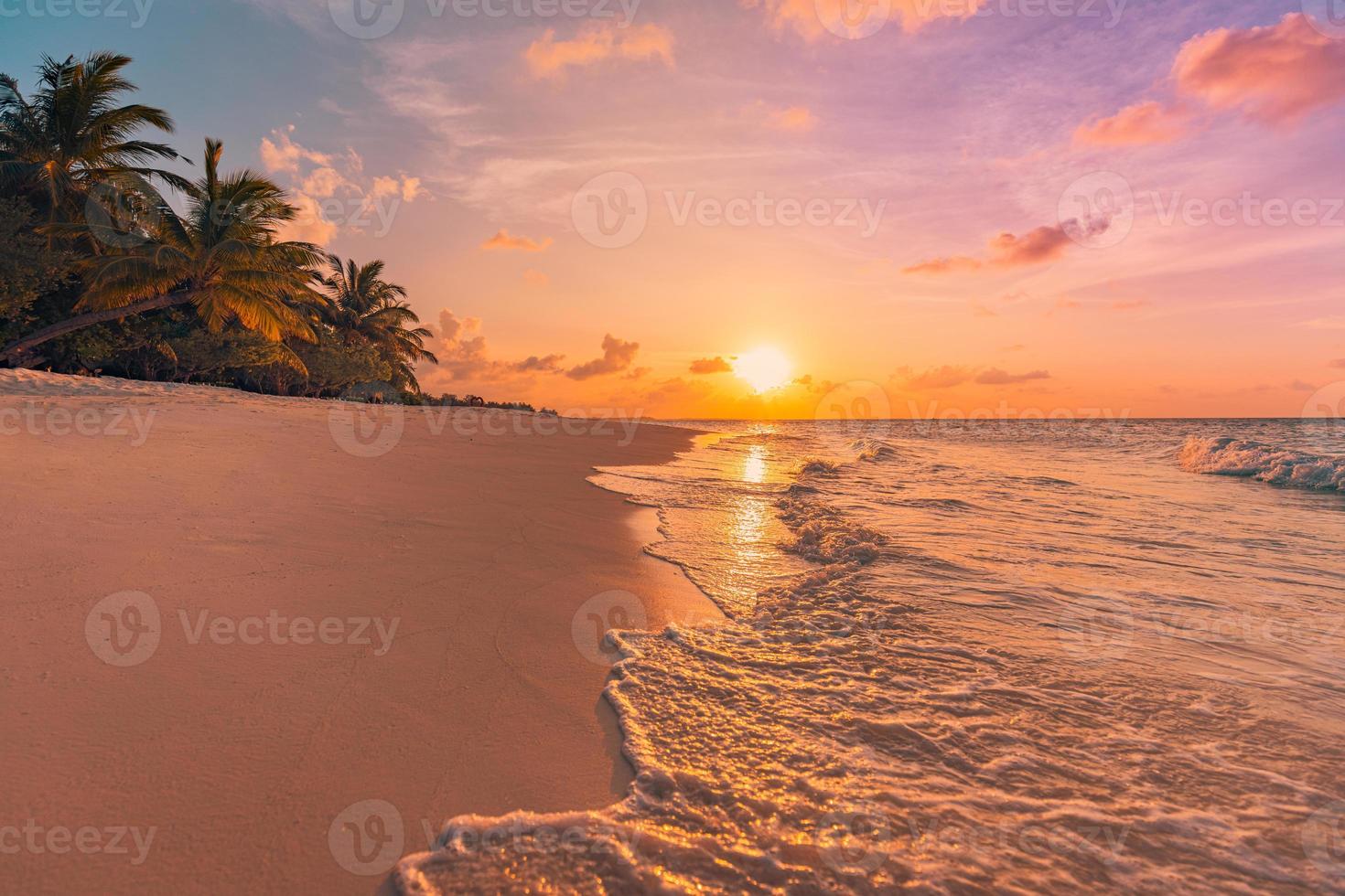 fantástica vista de closeup de ondas de água do mar calmo com a luz solar do pôr do sol do nascer do sol laranja. paisagem de praia de ilha tropical, costa exótica. férias de verão, férias incrível natureza cênica. relaxe paraíso foto