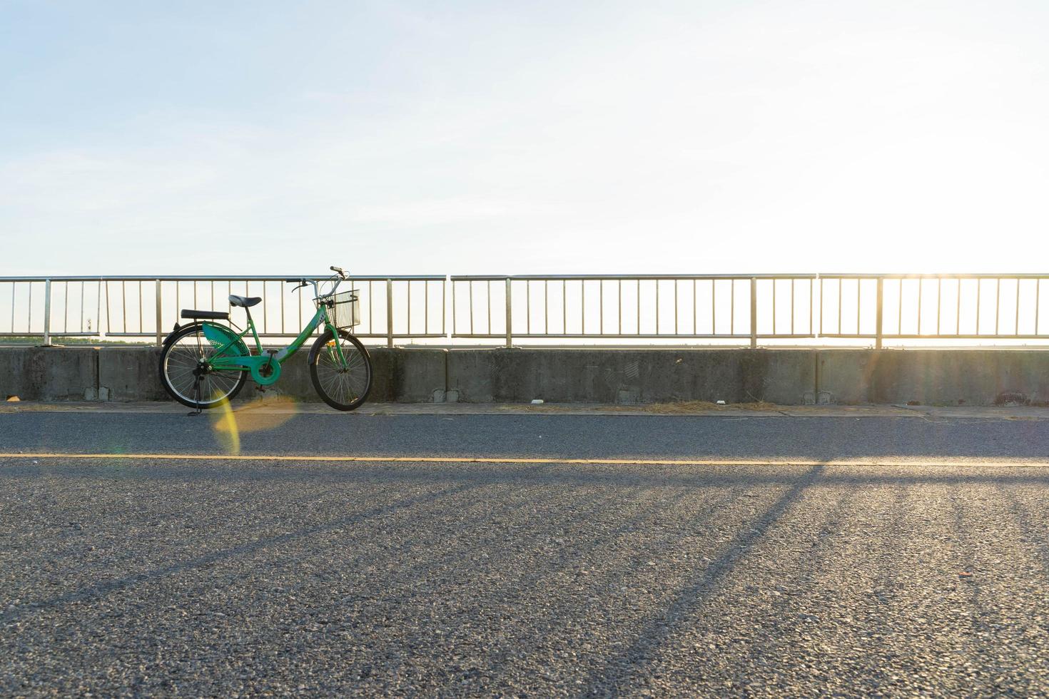 bicicleta na ponte ao pôr do sol foto