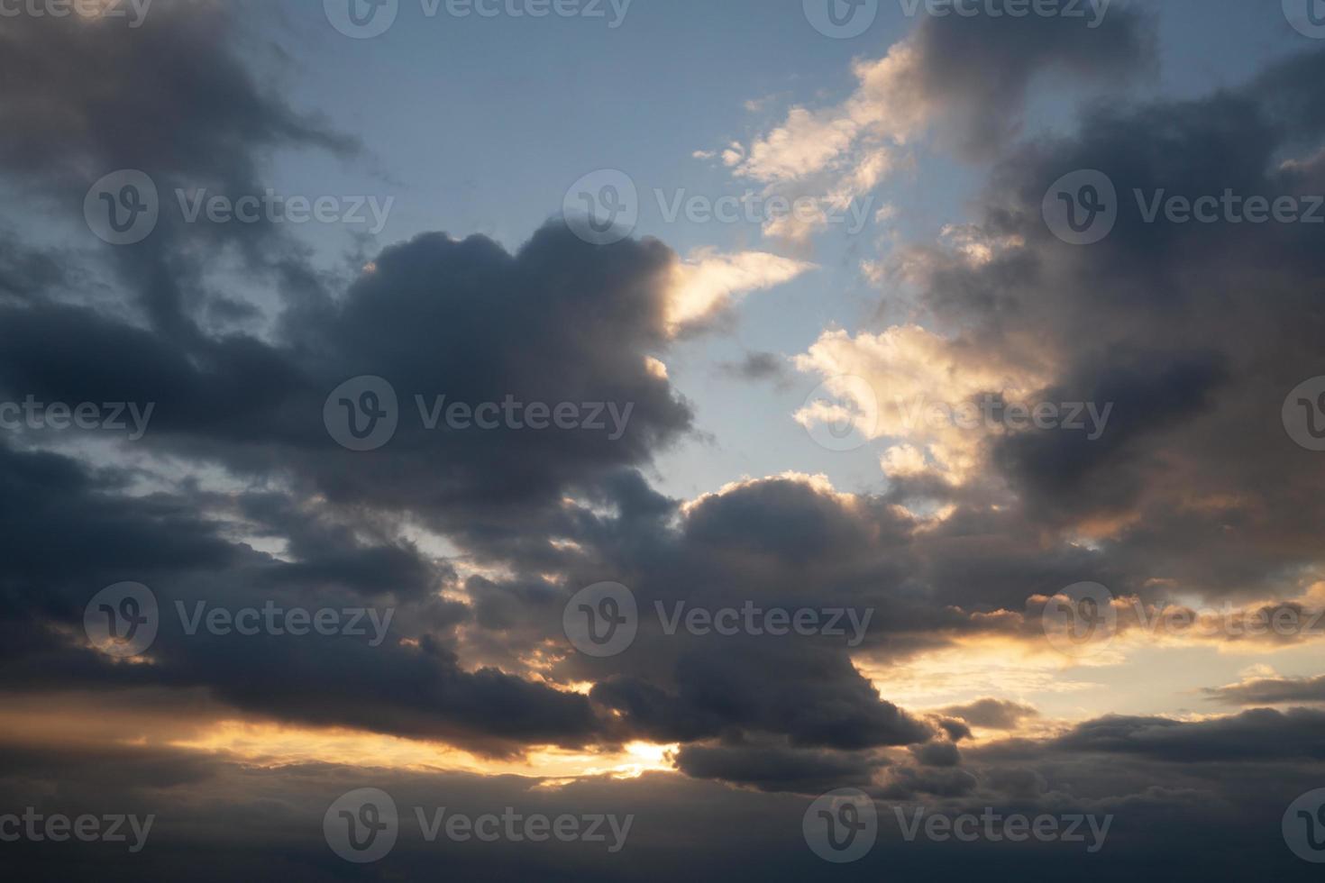 céu com nuvens dramáticas foto