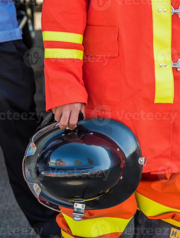 bombeiro segura seu chapéu foto