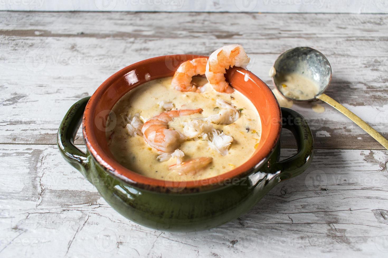 sopa de frutos do mar cremosa quente na tigela foto